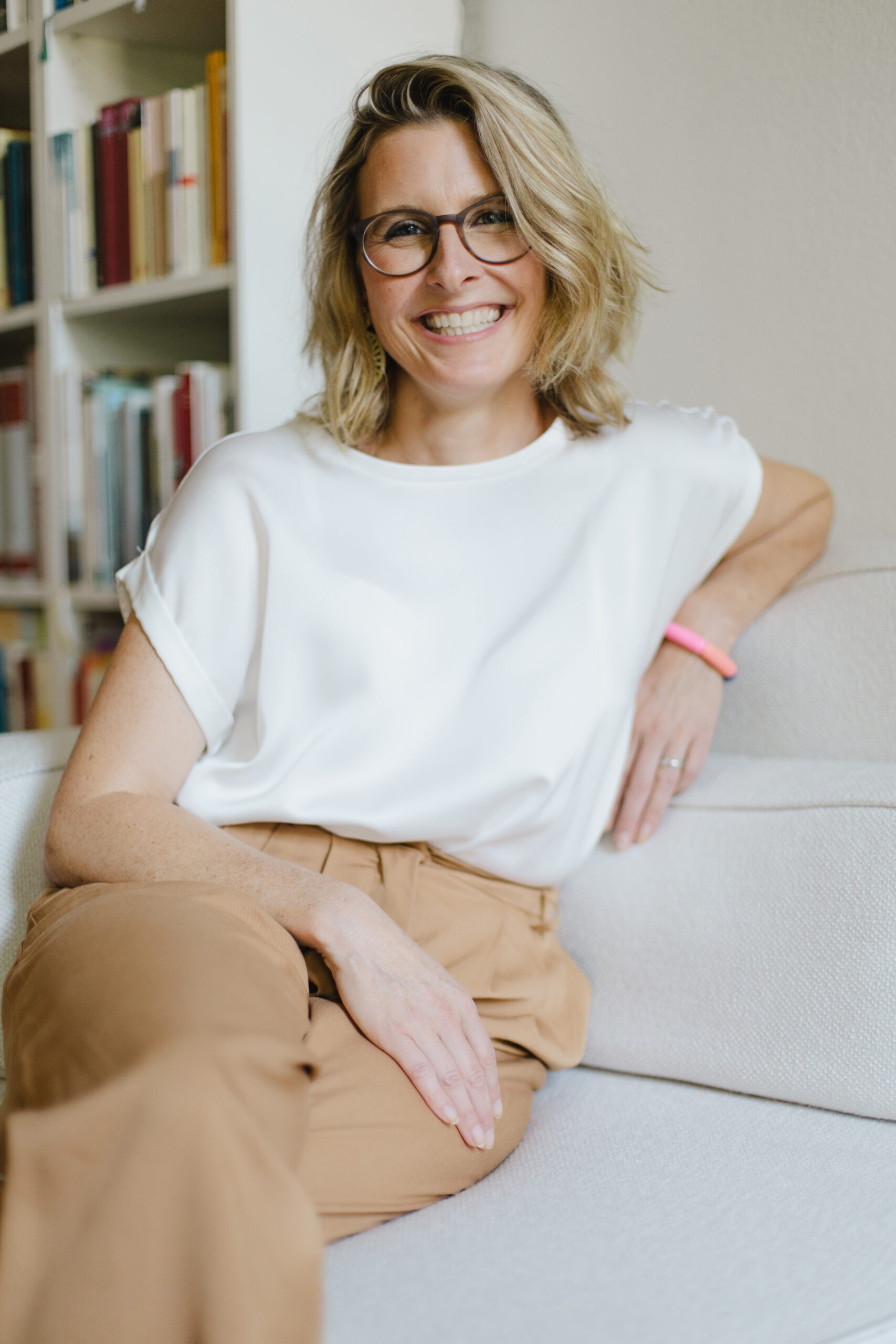 Katherina Horn auf Sofa
